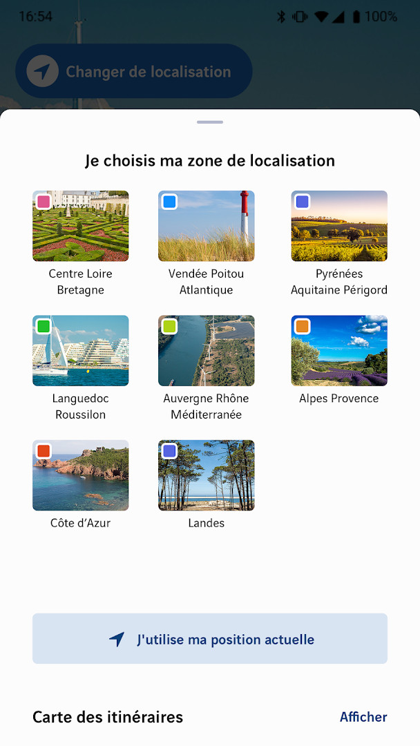 Geolocation feature in Radio VINCI Autoroutes 107.7 displaying nearby traffic alerts and practical travel info.